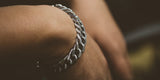 Cómo Elegir la Pulsera de Plata Perfecta para tu Estilo