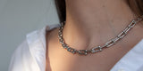 Guía para elegir el collar perfecto según tu tipo de escote