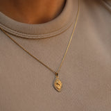 Medalla virgen niña