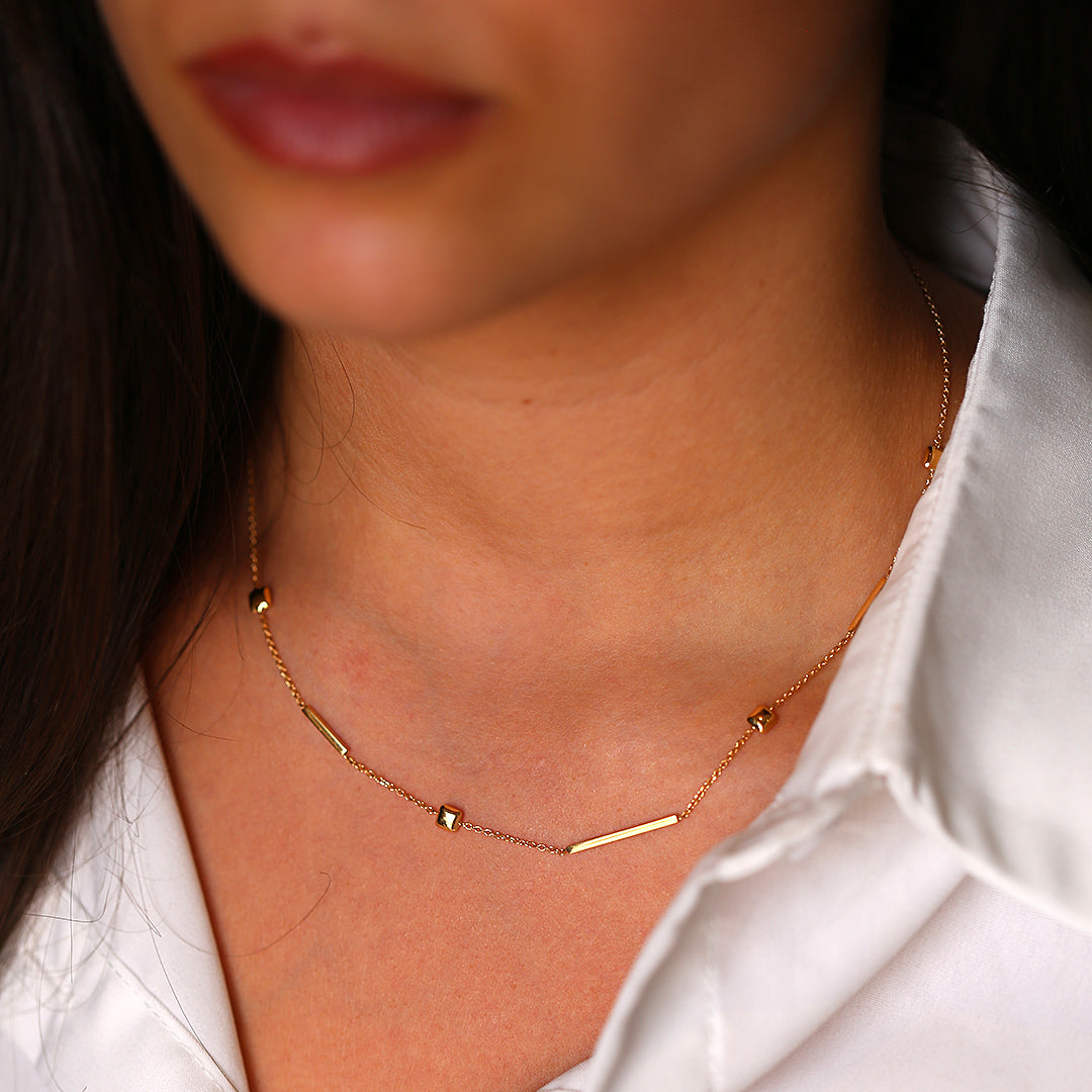 Bar necklace.
