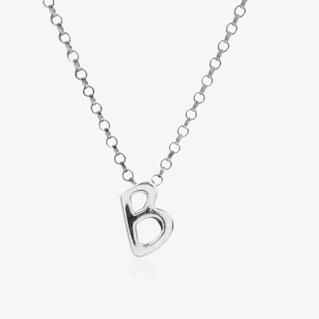 Collar letra silueta.