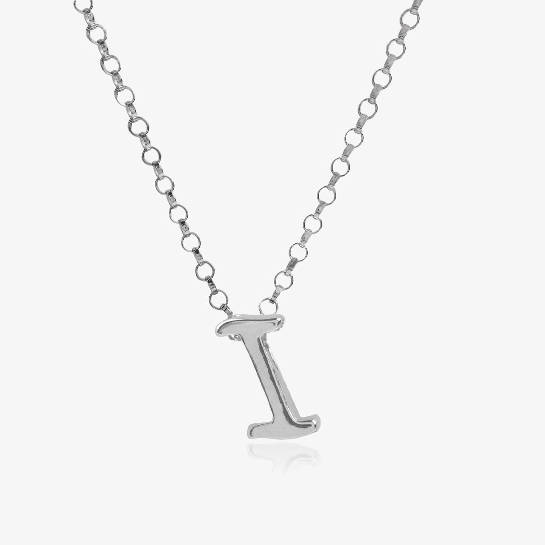 Collar letra silueta.