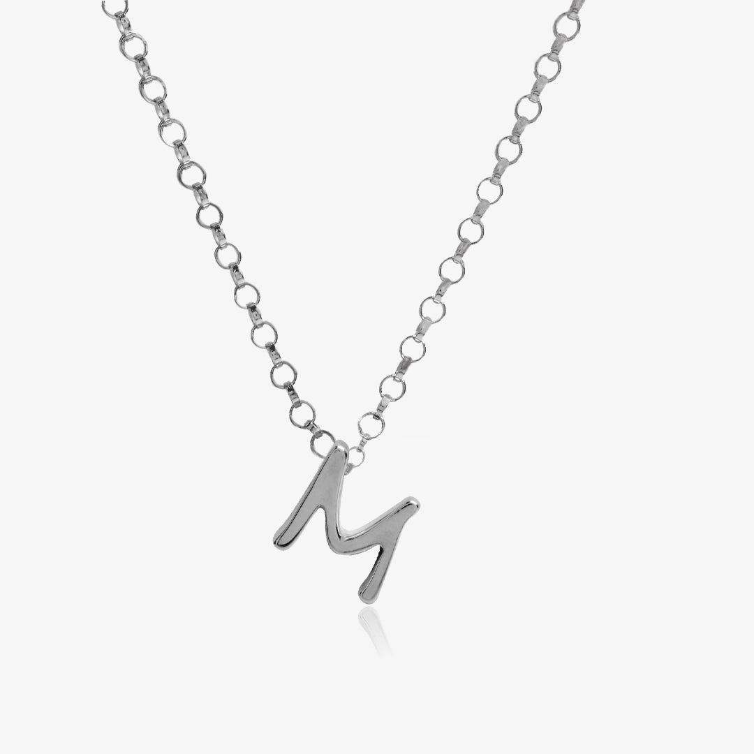 Collar letra silueta.
